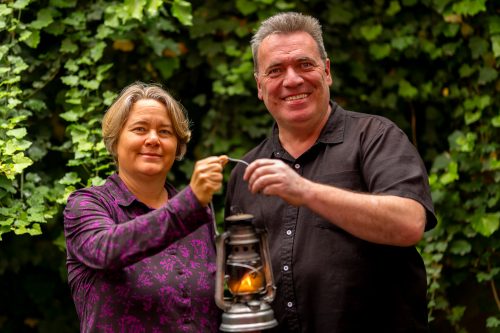 Die Historix-Tours-Inhaber Nicola Aly und Hartmut Stiller nebeneinander bei einem geschäftlichen Fototermin in Freiburg.