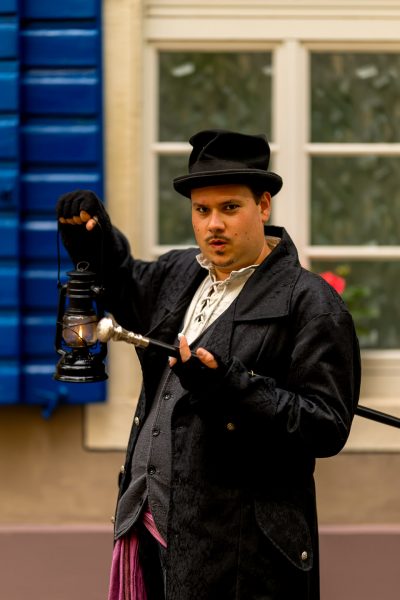 Schauspieler als Meister Albert von Historix-Tours mit einer leuchtenden Laterne bei einer historischen Biertour durch die Altstadt.